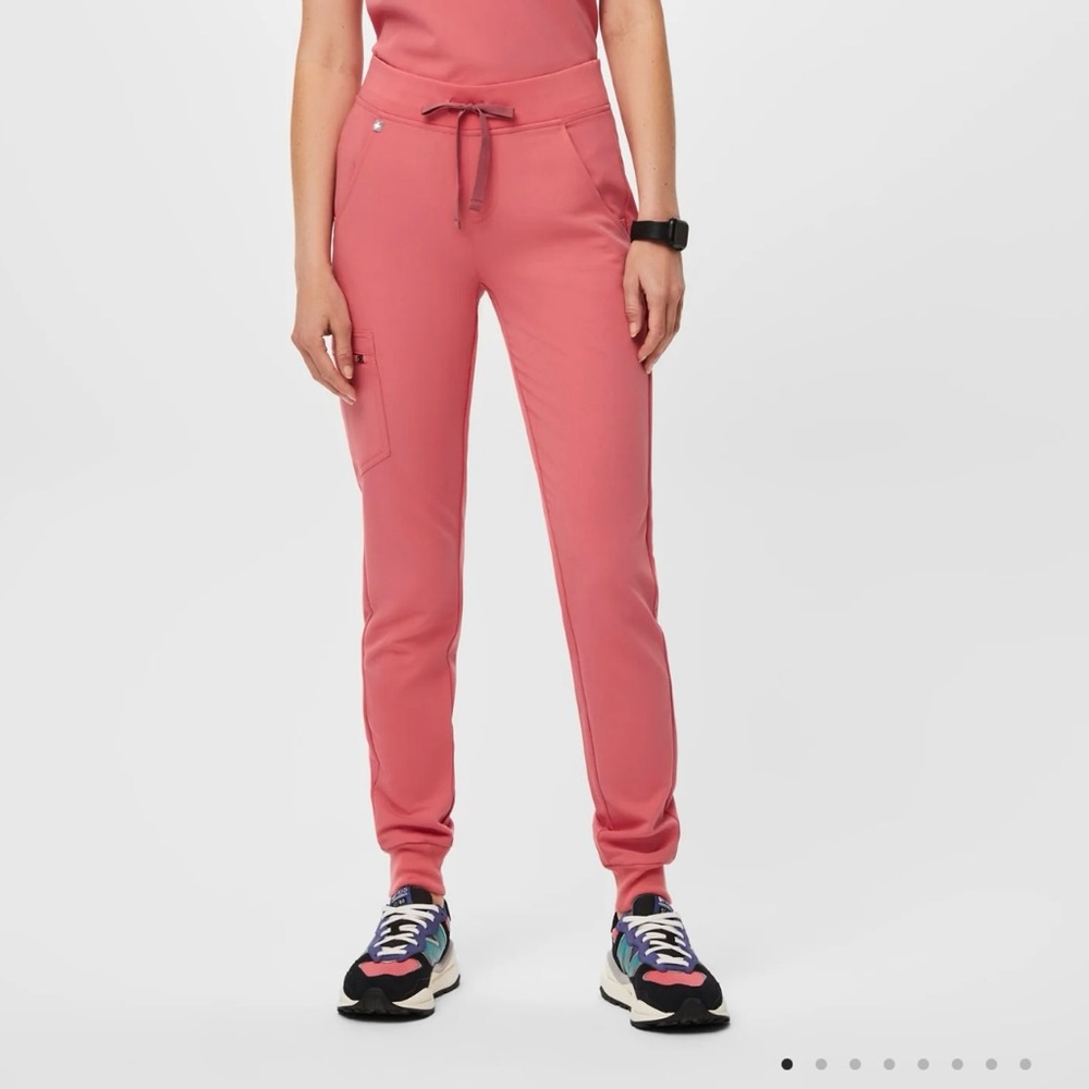 women's Desert Rose Zamora™ - Petite Jogger Scrub Pants
S - Petite / Desert Rose